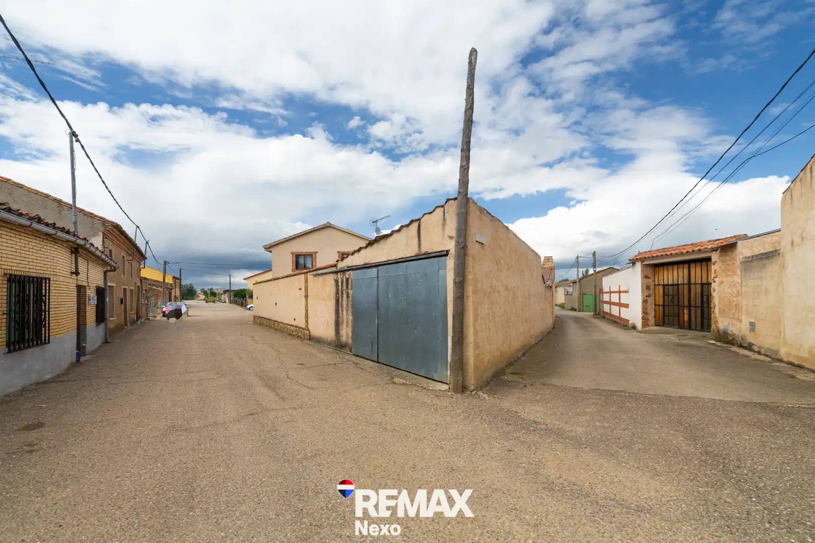 Vista exterior de Casa adosada en venda en San Agustín del Pozo amb Jardí privat, Traster i Moblat
