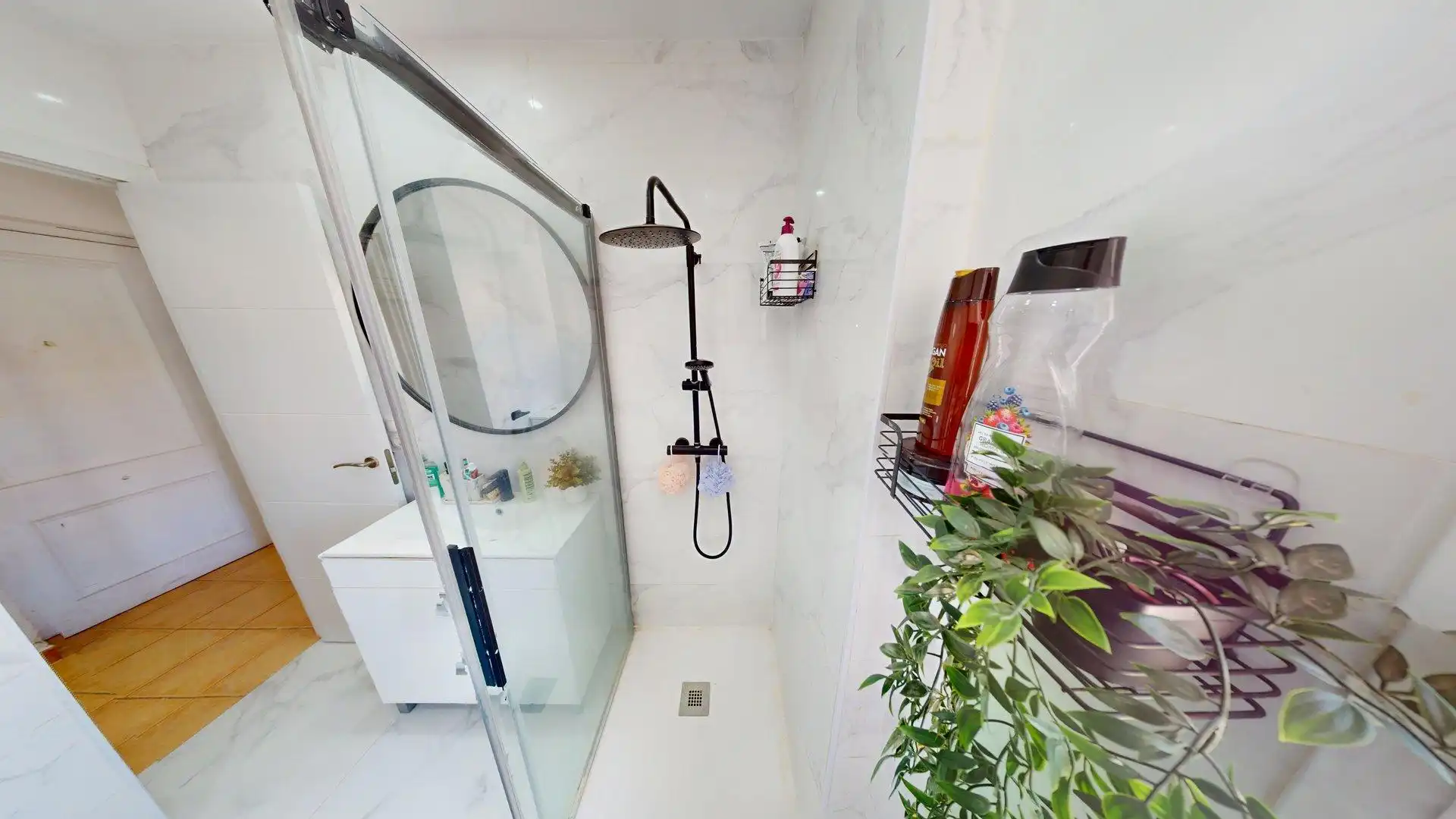 Bathroom of Flat for sale in Benalmádena  with Air Conditioner, Swimming Pool and Furnished