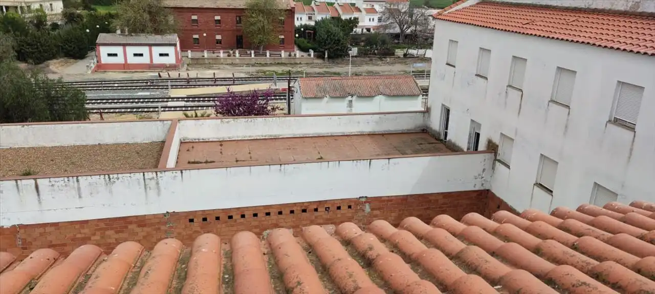 Vista exterior de Edifici en venda en Llerena