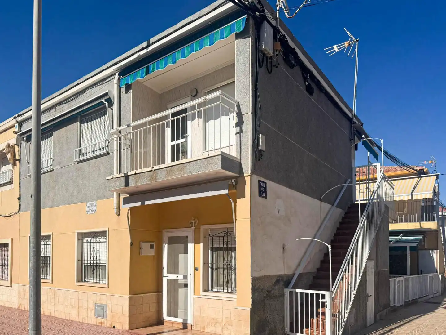 Vista exterior de Apartamento de alquiler en Santa Pola con Terraza, Amueblado y Balcón
