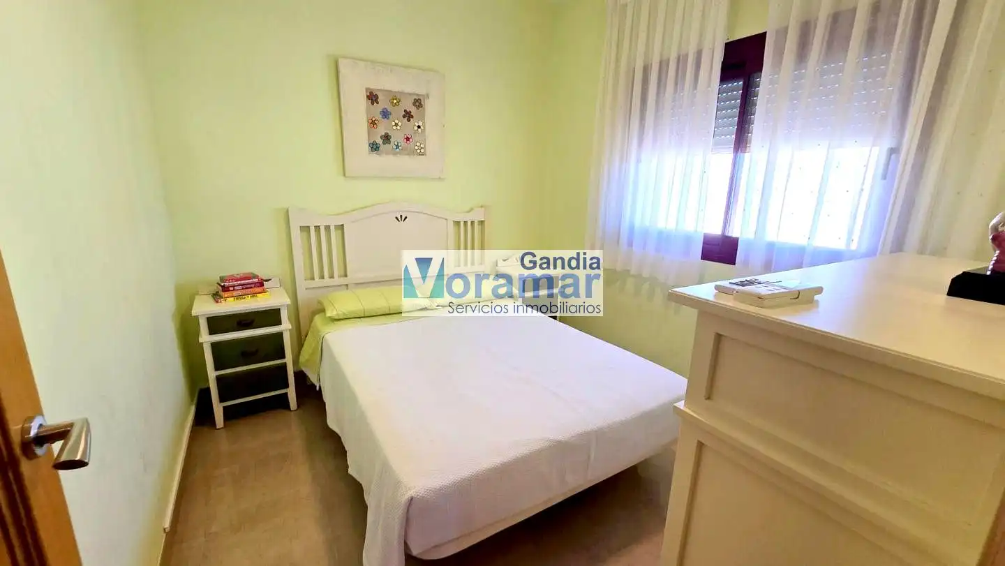 Dormitori de Apartament de lloguer en Gandia amb Aire condicionat, Terrassa i Moblat