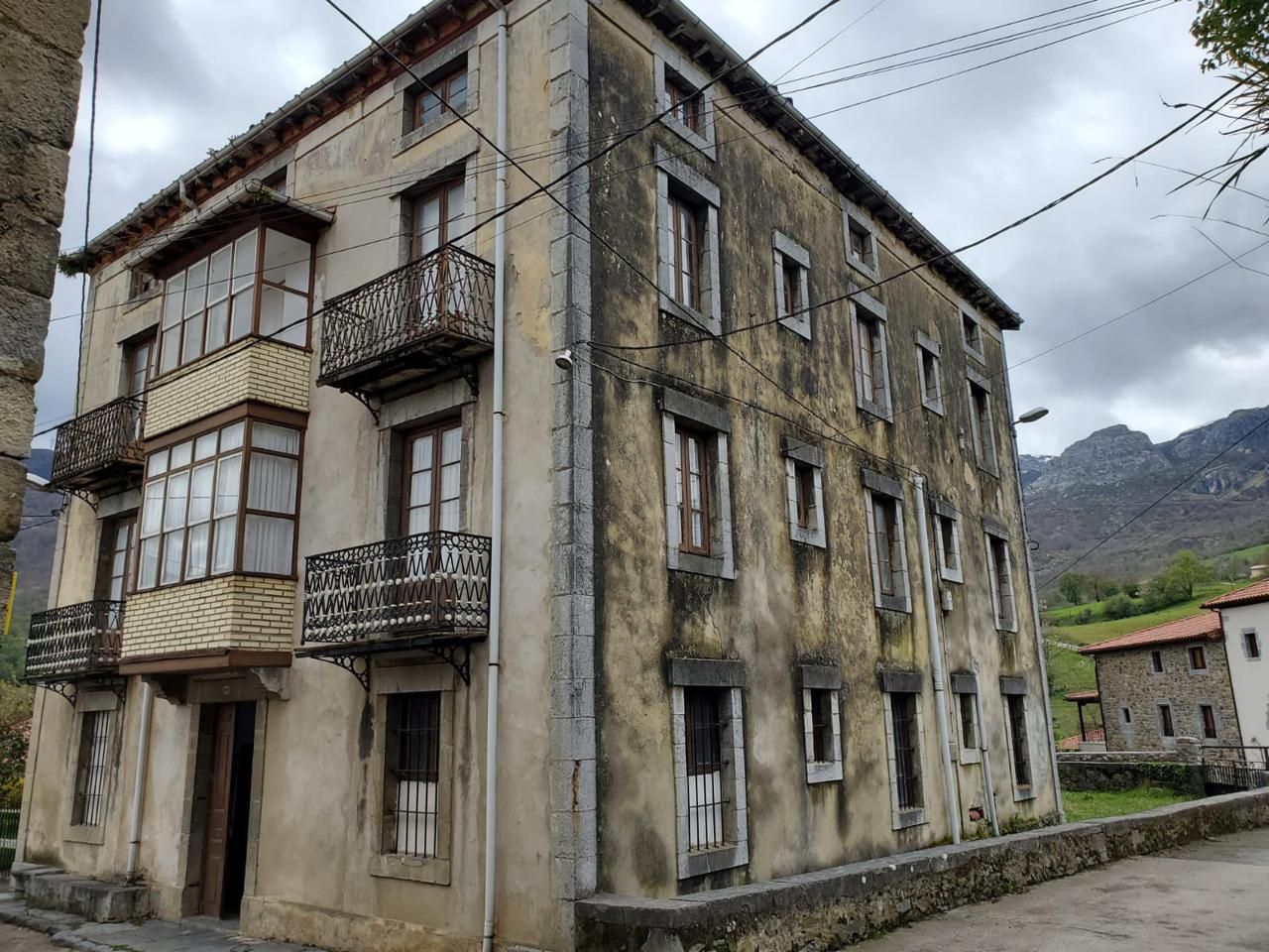 Vista exterior de Edifici en venda en Soba