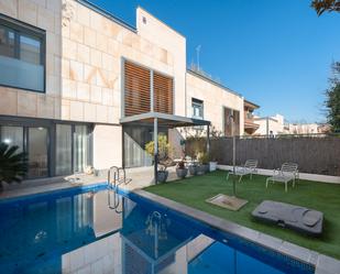 Piscina de Casa adosada en venda en  Madrid Capital amb Aire condicionat, Calefacció i Jardí privat