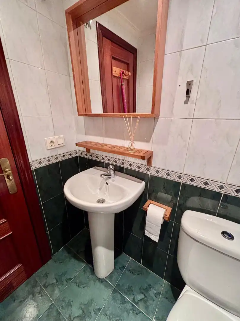 Badezimmer von Maisonette zum Verkauf in Gijón  mit Heizung, Parkett und Abstellraum