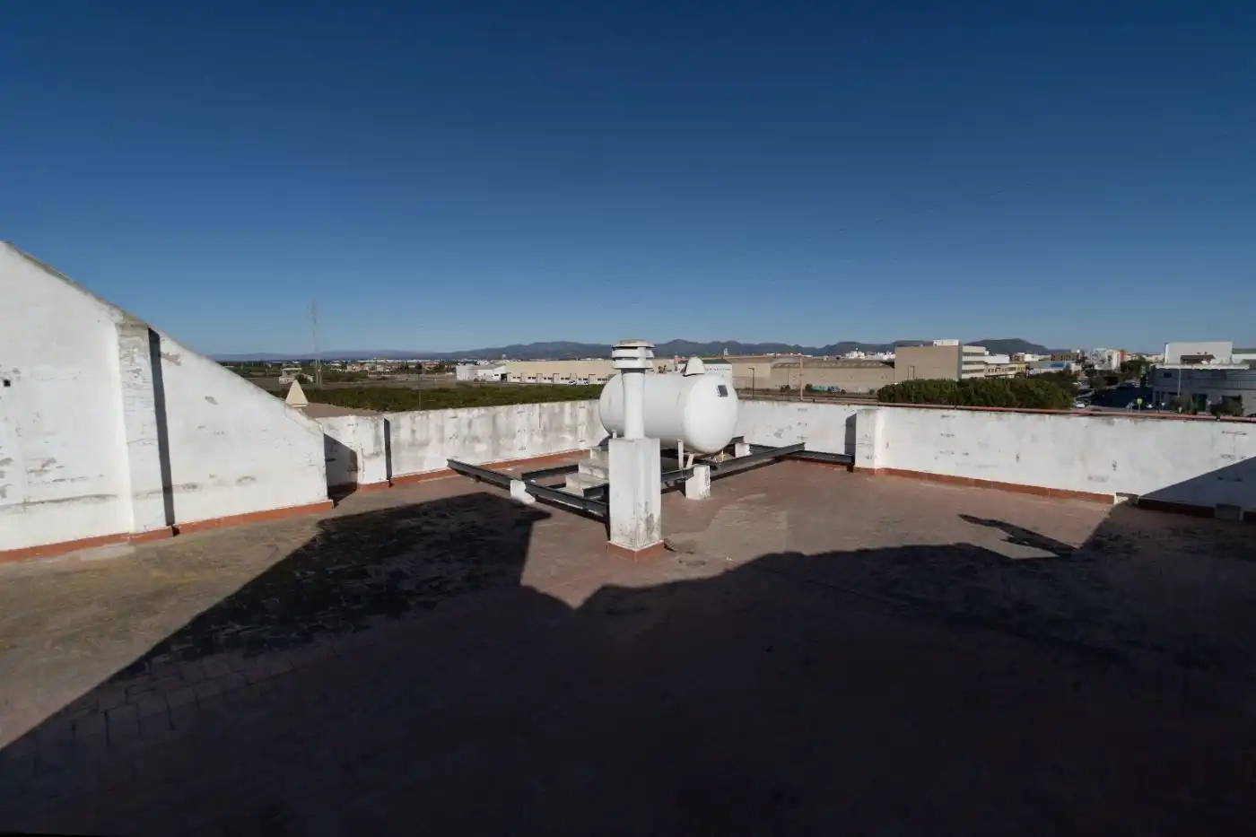 Vista exterior de Nave industrial de alquiler en Emperador