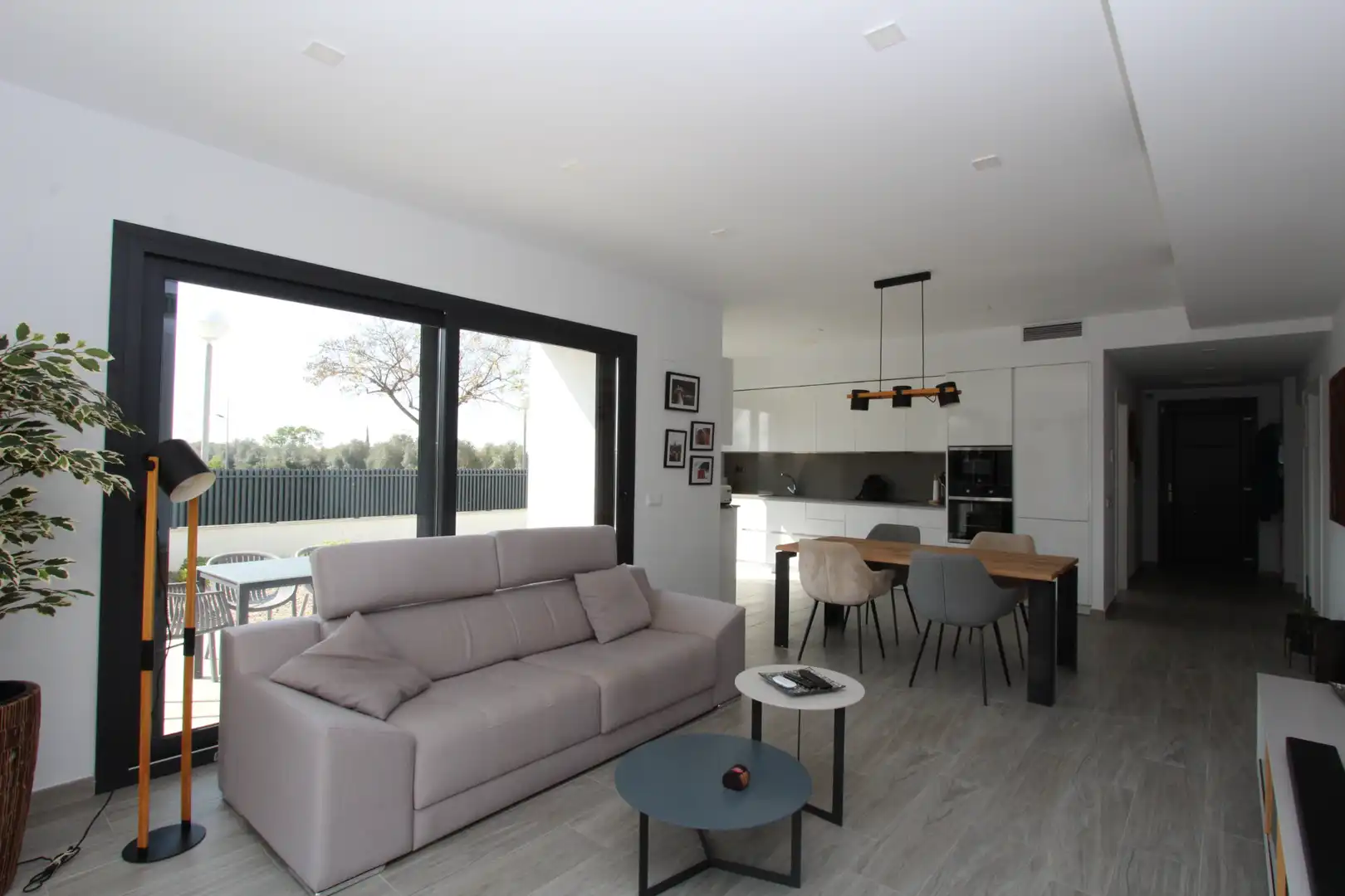 Sala de estar de Casa o chalet en venta en Montbrió del Camp con Aire acondicionado, Jardín privado y Piscina