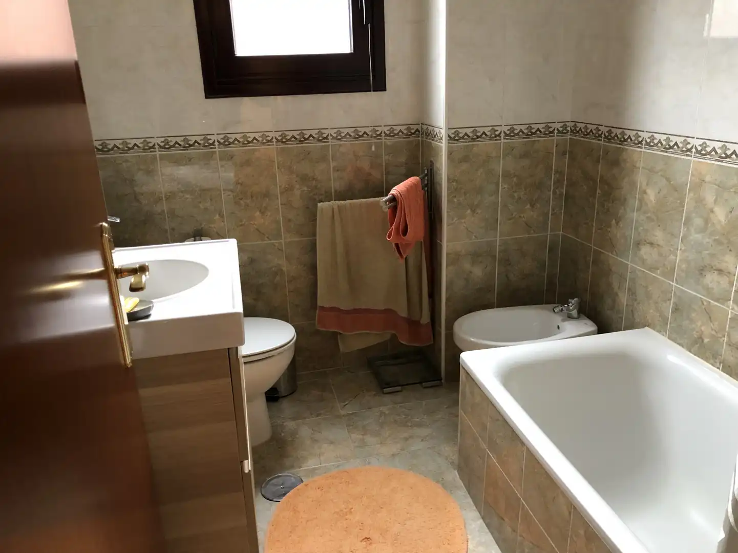 Bathroom of Flat for sale in Oviedo   with Heating, Parquet flooring and Storage room