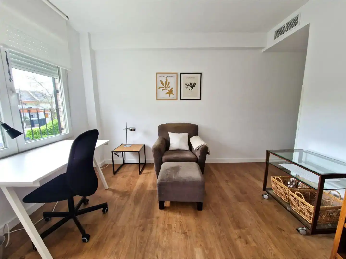 Sala de estar de Casa o chalet para compartir en Madrid con Aire acondicionado, Jardín privado y Parquet