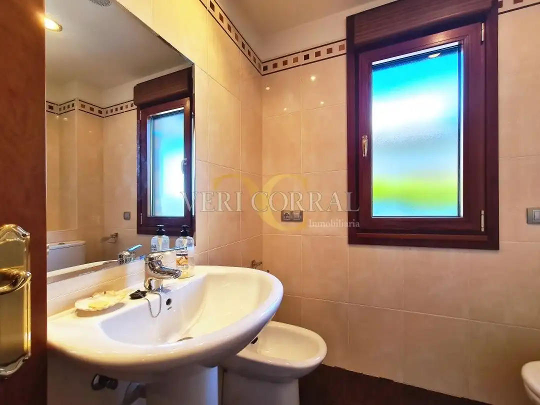 Baño de Casa o chalet en venta en Oviedo  con Calefacción, Jardín privado y Terraza