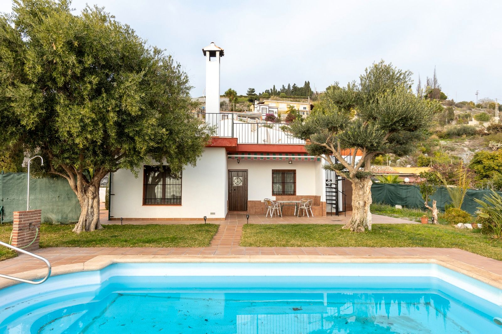 Vista exterior de Casa o xalet en venda en Motril amb Jardí privat, Terrassa i Piscina