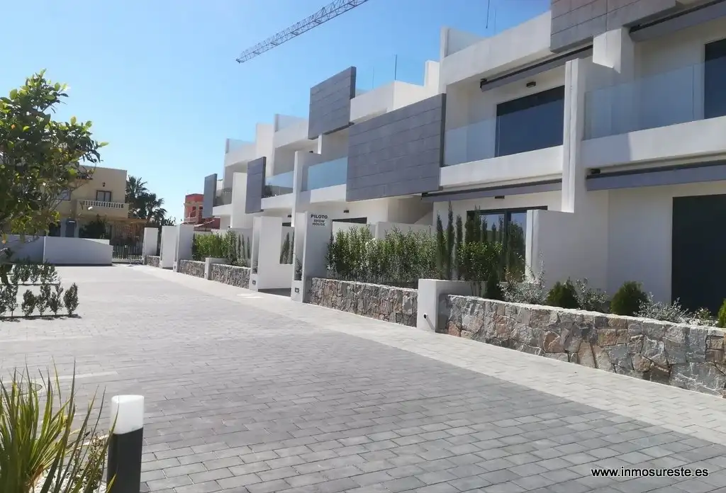 Vista exterior de Apartament en venda en Torrevieja amb Jardí privat, Terrassa i Piscina comunitària