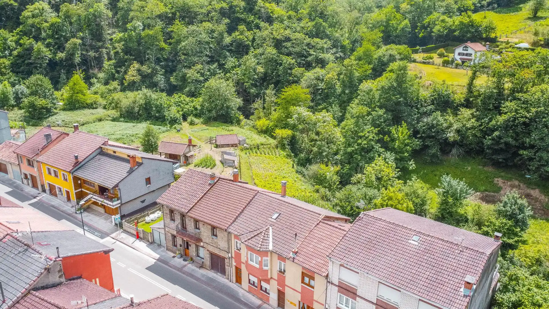 Casa adosada en venda en Aller amb Traster