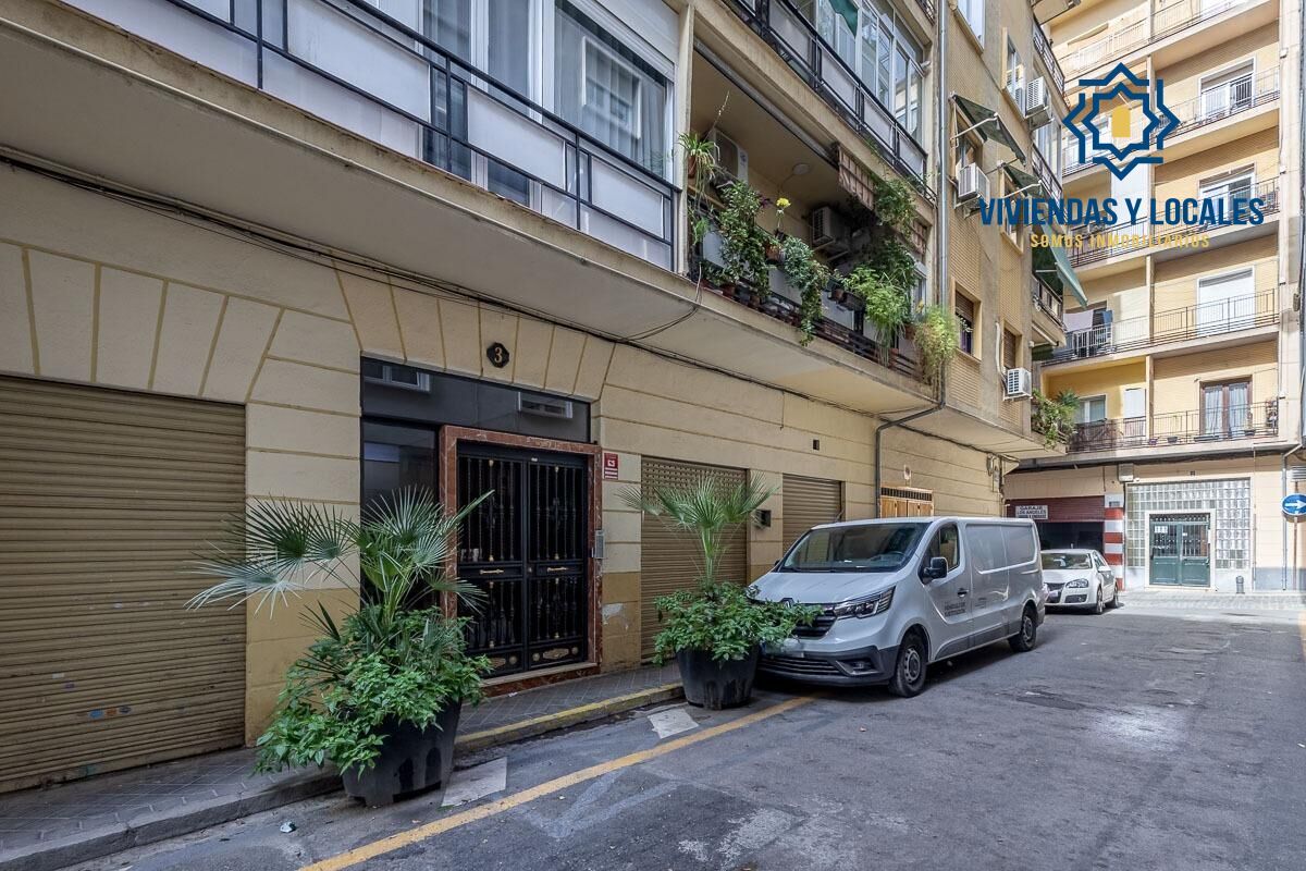 Exterior view of Flat for sale in  Granada Capital  with Terrace and Balcony