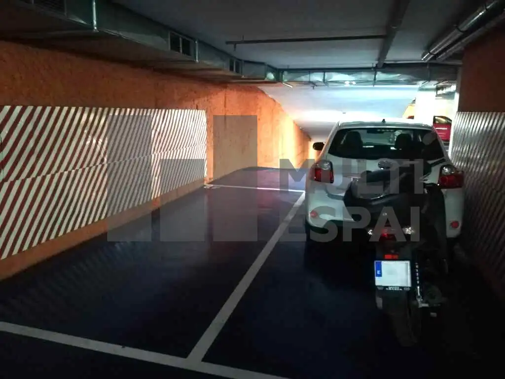 Double with lift for sale in Gran Via de les Corts Catalanes