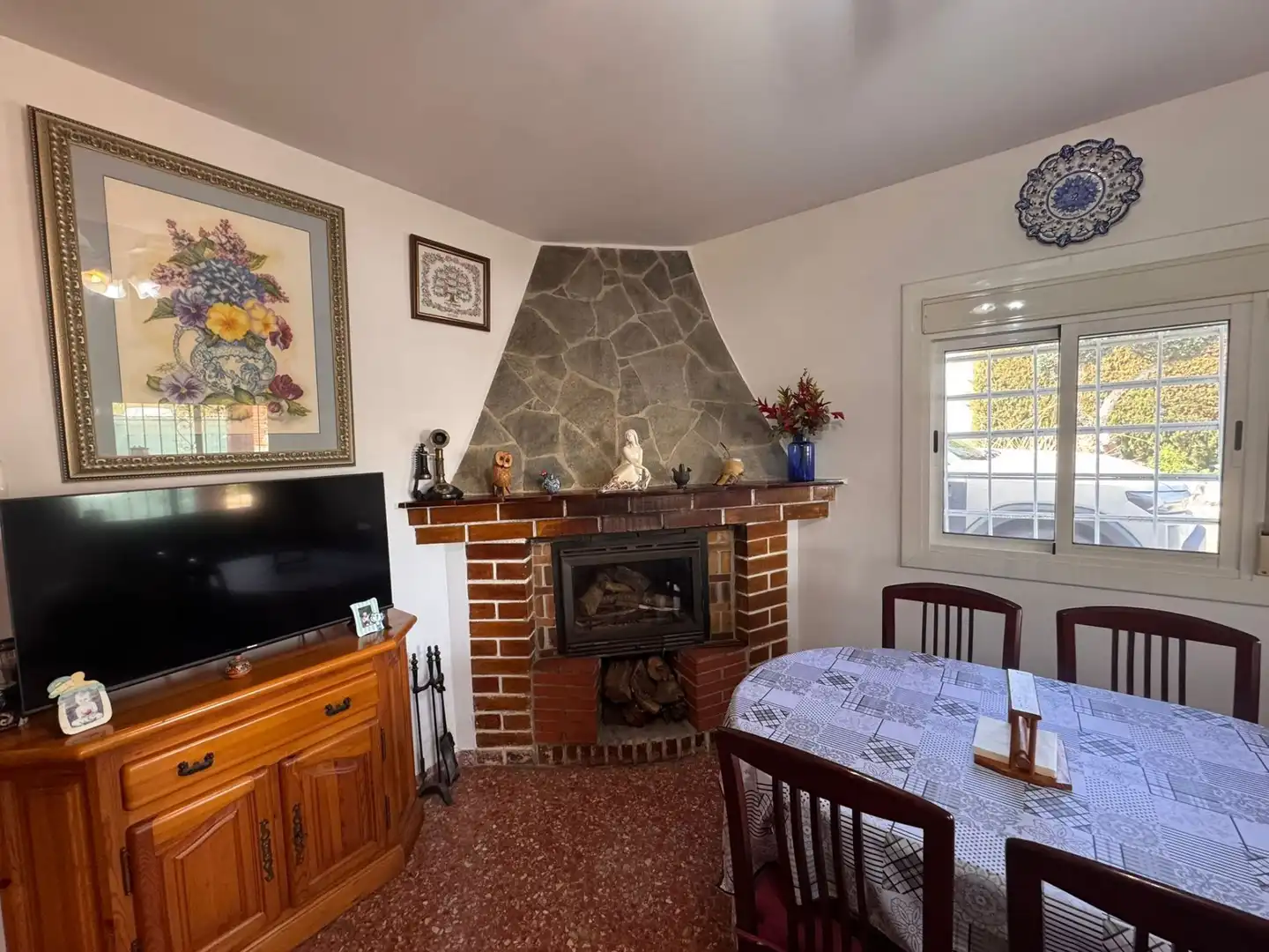 Sala d'estar de Casa o xalet en venda en La Bisbal del Penedès amb Jardí privat, Traster i Piscina