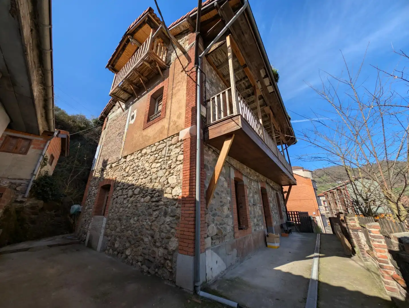 Vista exterior de Casa o chalet en venta en Mieres (Asturias) con Terraza, Trastero y Balcón