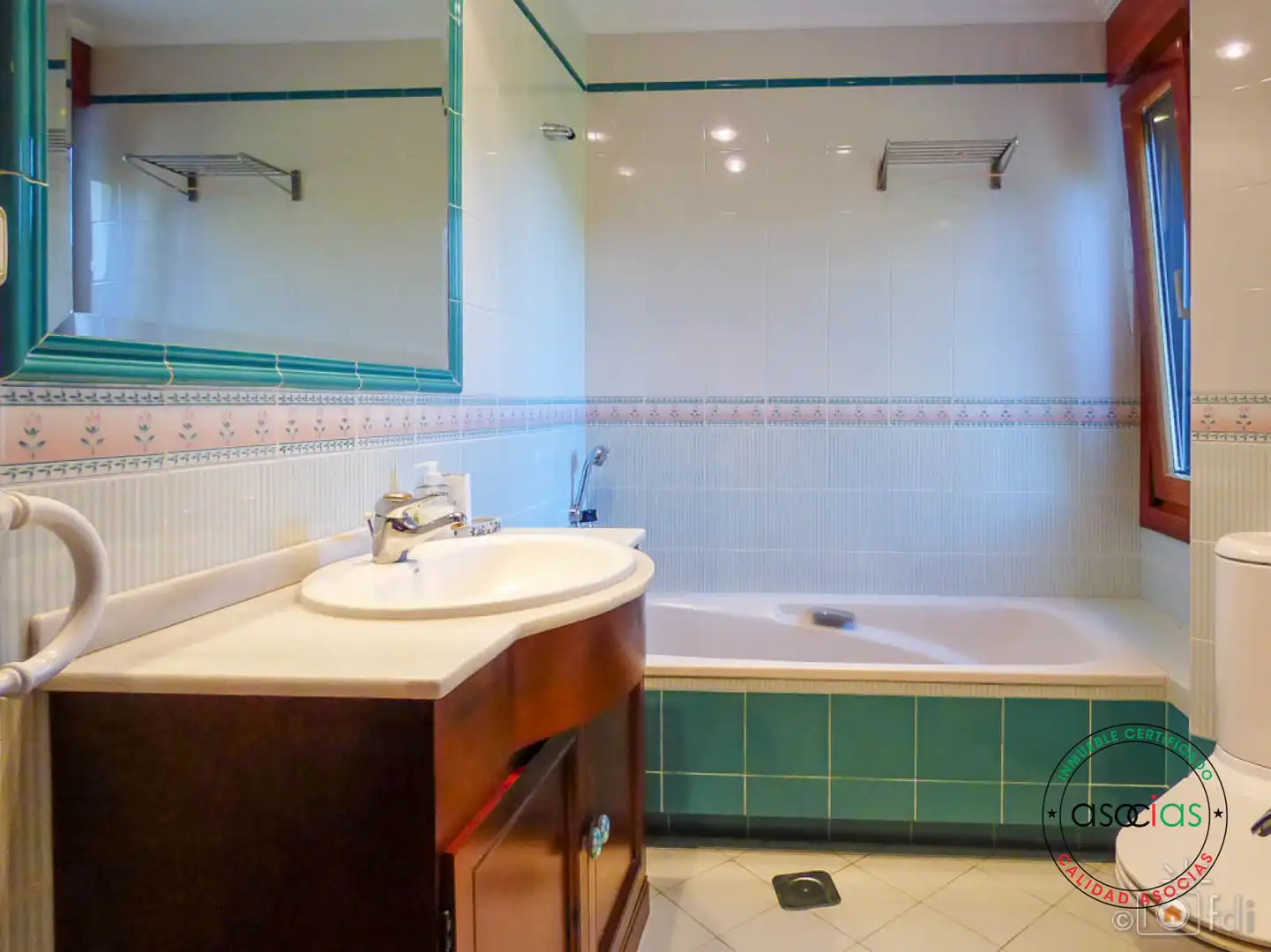 Bany de Casa o xalet en venda en Oviedo  amb Calefacció, Jardí privat i Parquet