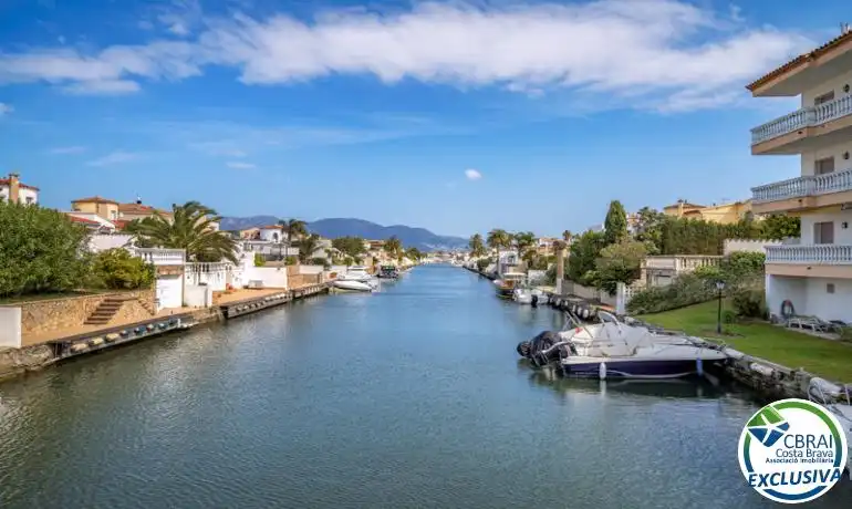 Außenansicht von Erdgeschoss zum Verkauf in Empuriabrava mit Möbliert und Gemeinschaftspool