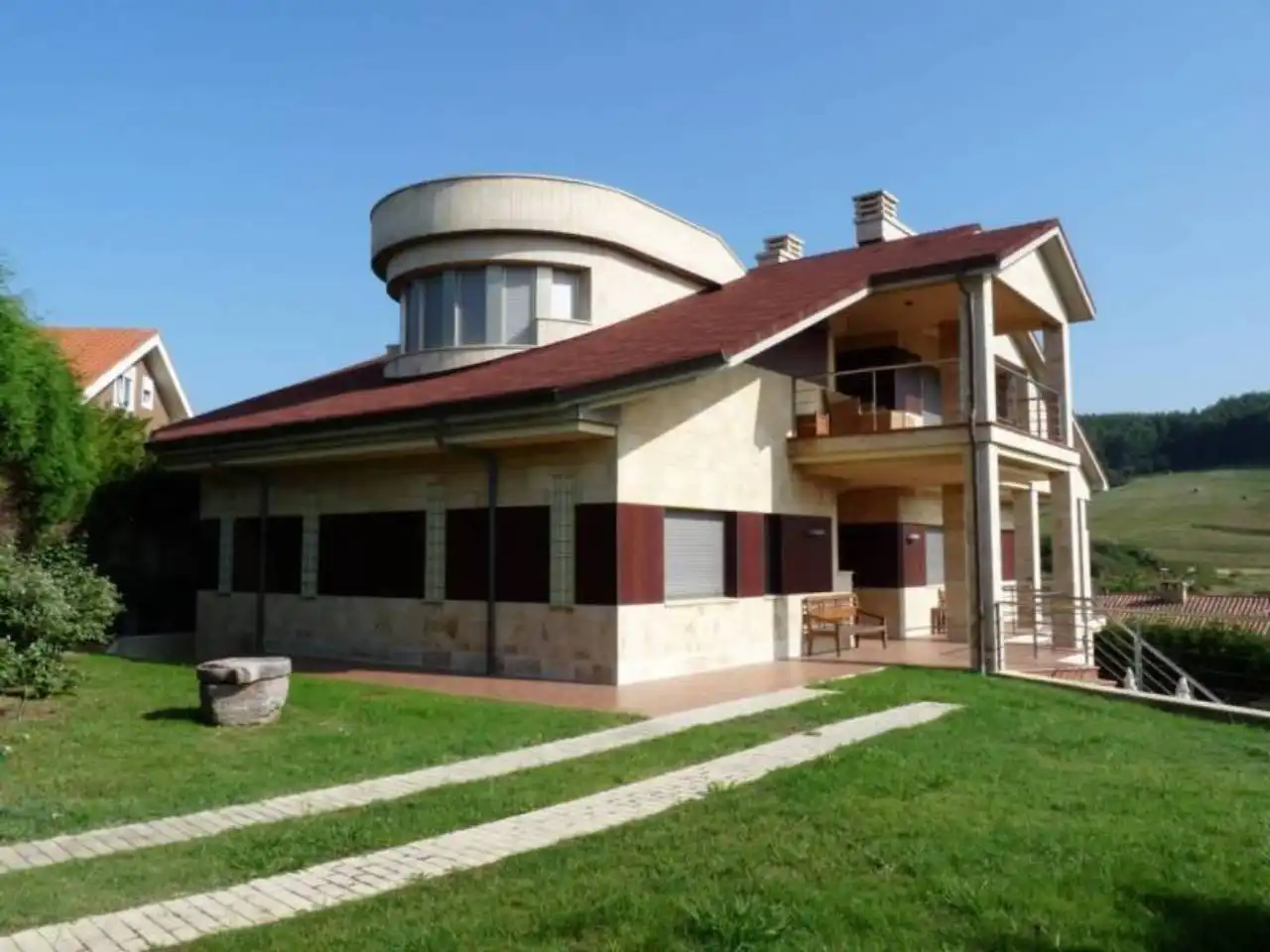 Vista exterior de Casa o xalet en venda en Oviedo  amb Calefacció, Terrassa i Alarma