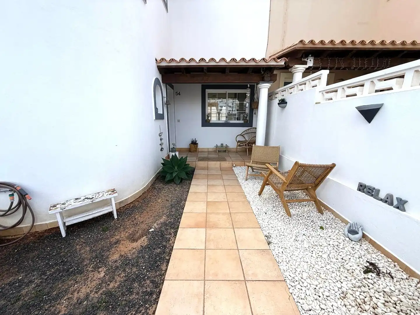 Terrasse von Einfamilien-Reihenhaus zum Verkauf in Antigua mit Klimaanlage, Terrasse und Möbliert