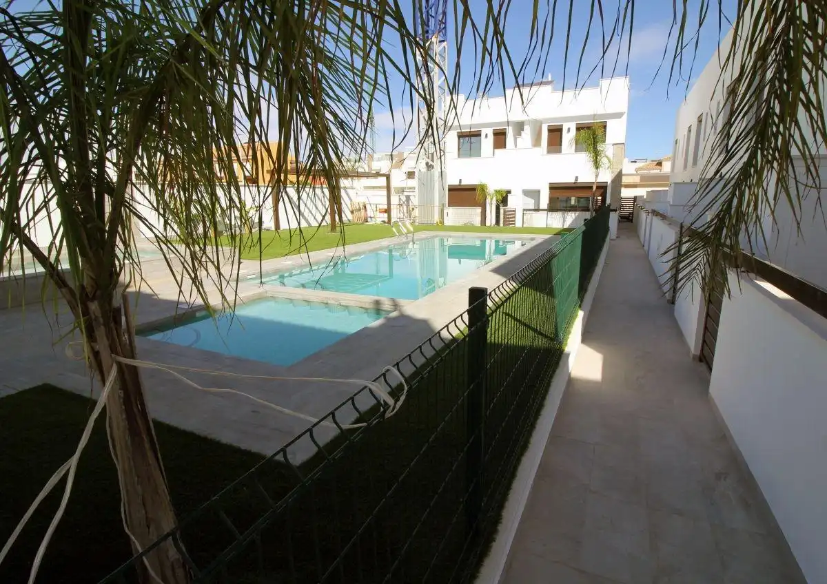 Piscina de Casa adosada en venda en Pilar de la Horadada amb Jardí privat, Terrassa i Traster