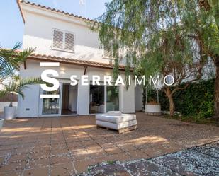 Vista exterior de Casa o xalet en venda en Sitges amb Aire condicionat, Calefacció i Jardí privat