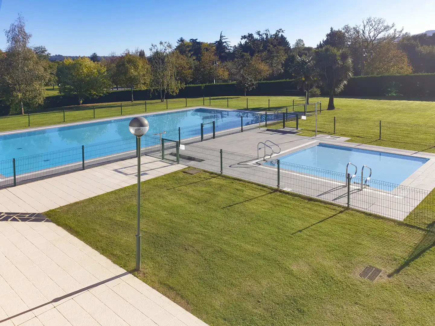 Piscina de Pis en venda en Gijón  amb Calefacció, Jardí privat i Parquet