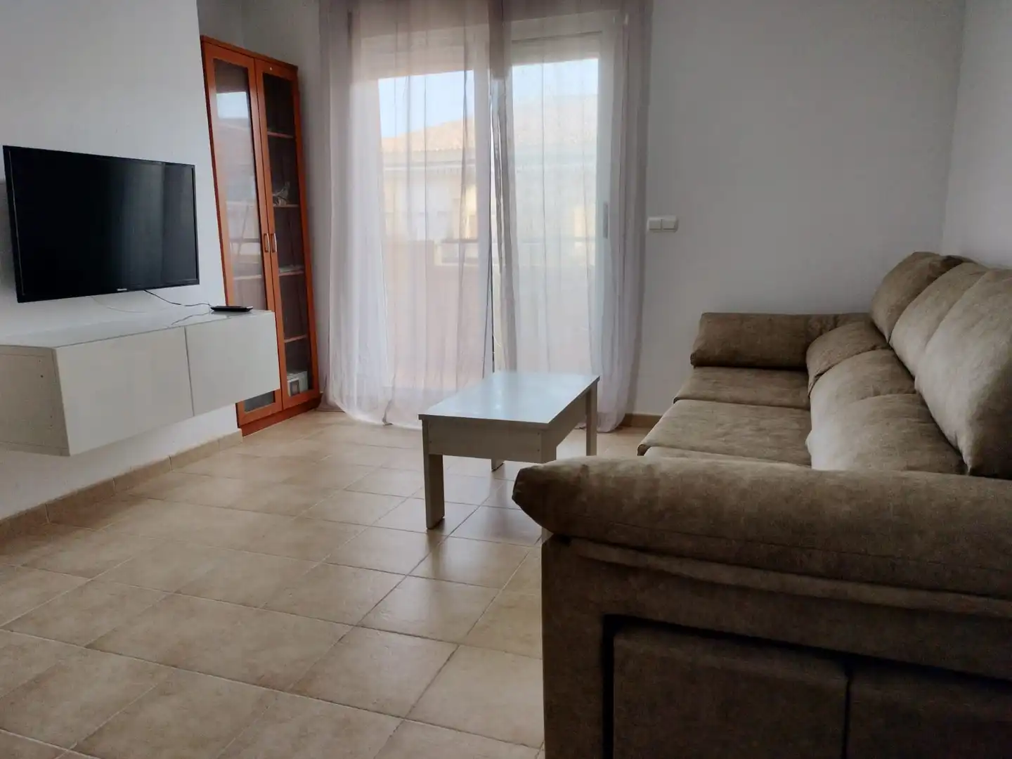 Sala d'estar de Planta baixa de lloguer en Los Alcázares amb Aire condicionat, Terrassa i Moblat