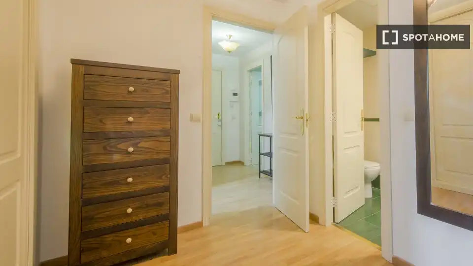 Flat for rent in Madrid  with Air Conditioner, Heating and Furnished