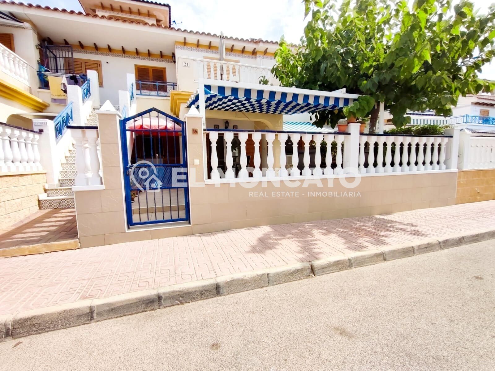Vista exterior de Casa adosada en venda en Torrevieja amb Aire condicionat, Calefacció i Terrassa