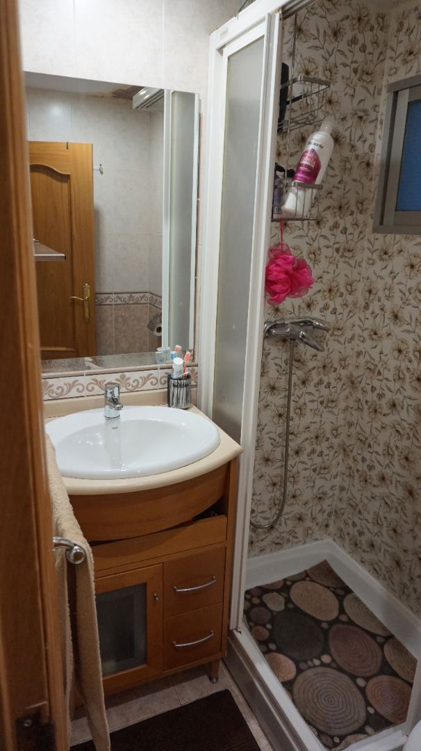 Bany de Pis en venda en  Madrid Capital amb Aire condicionat, Traster i Moblat