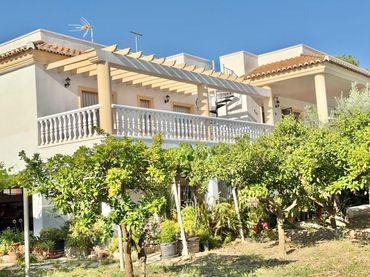 Casa con jardín en venta en Berja