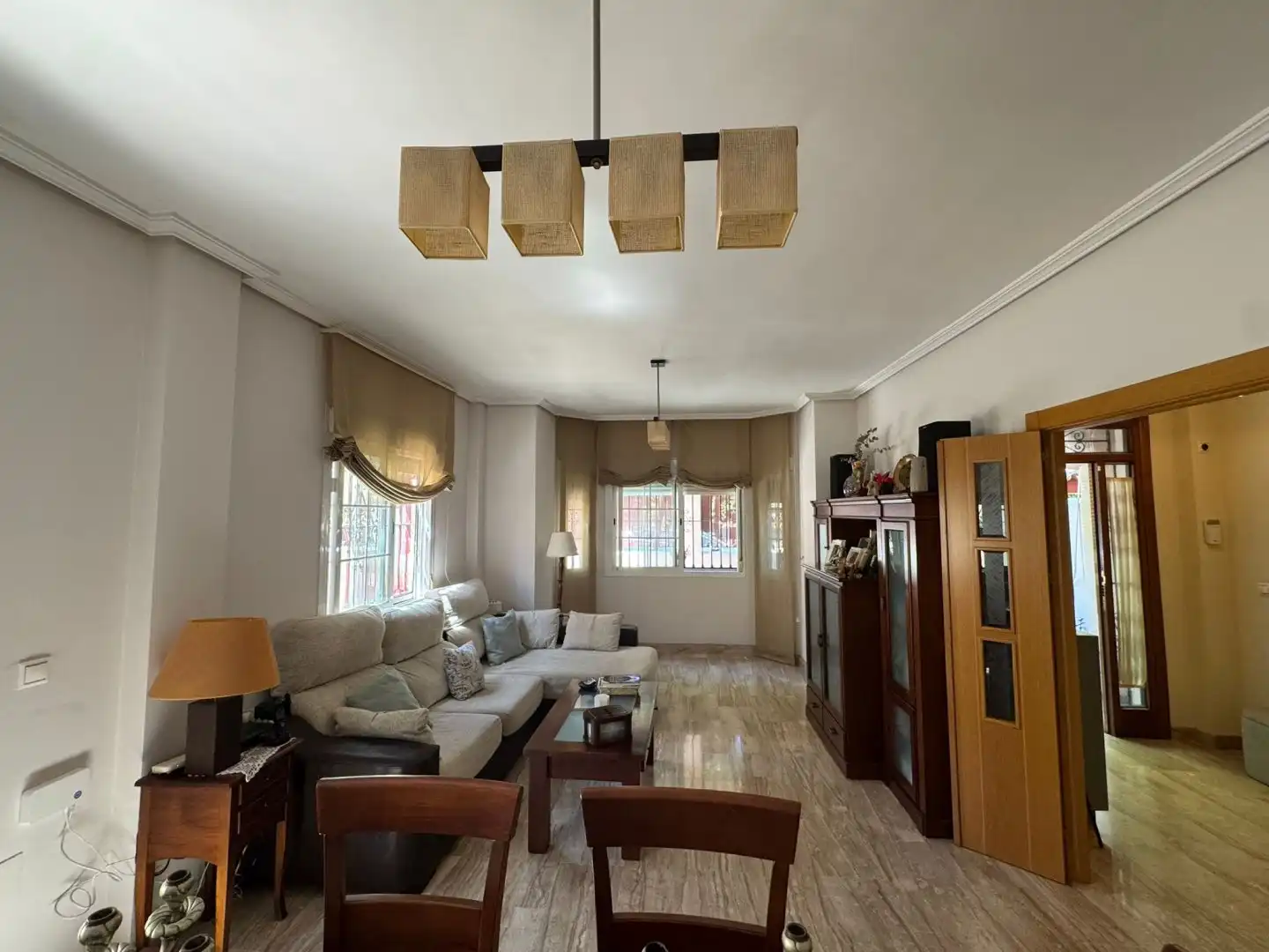 Sala d'estar de Casa adosada en venda en Bormujos amb Terrassa