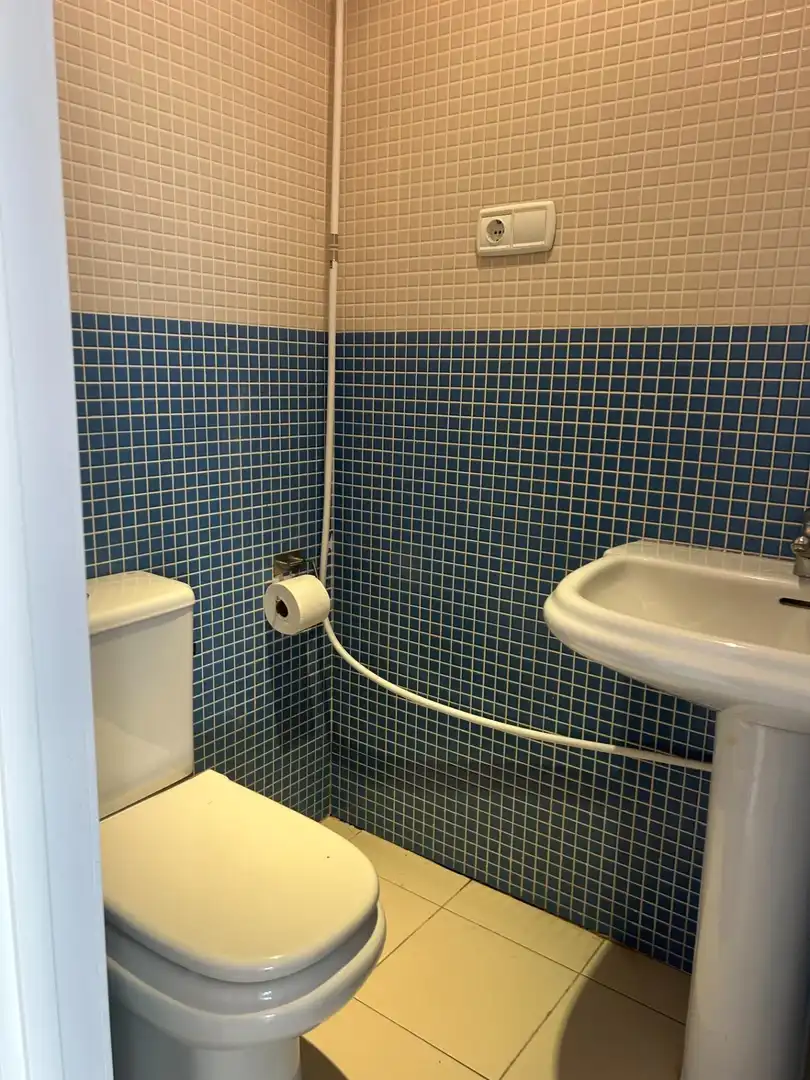 Badezimmer von Geschaftsraum zur Miete in Fuengirola mit Klimaanlage