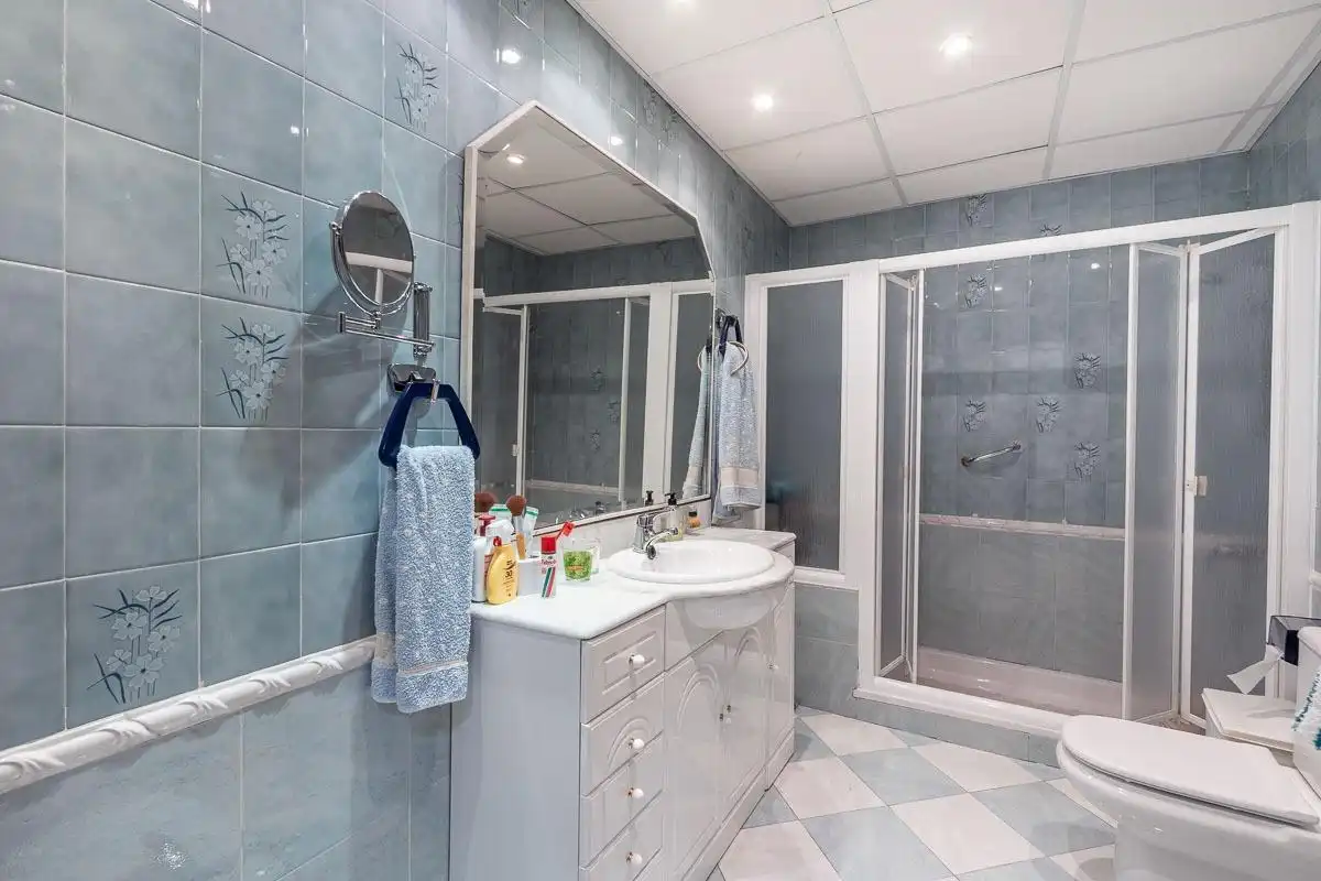 Badezimmer von Wohnung zur Miete in Jun mit Klimaanlage, Heizung und Privatgarten
