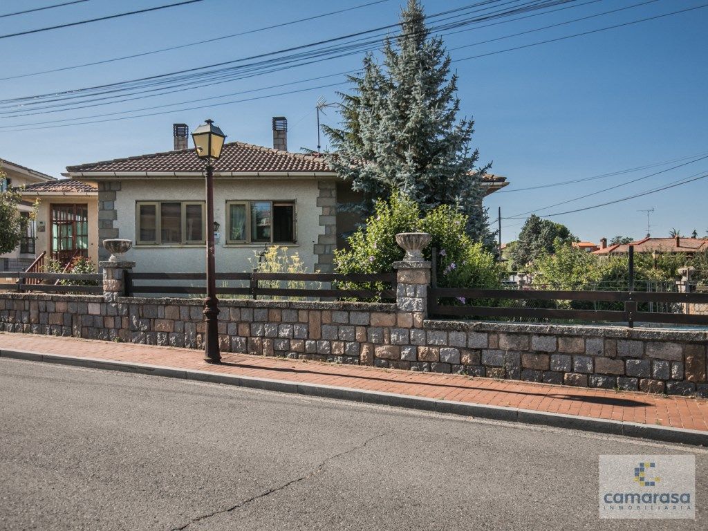 Vista exterior de Casa o xalet en venda en Ávila Capital amb Balcó