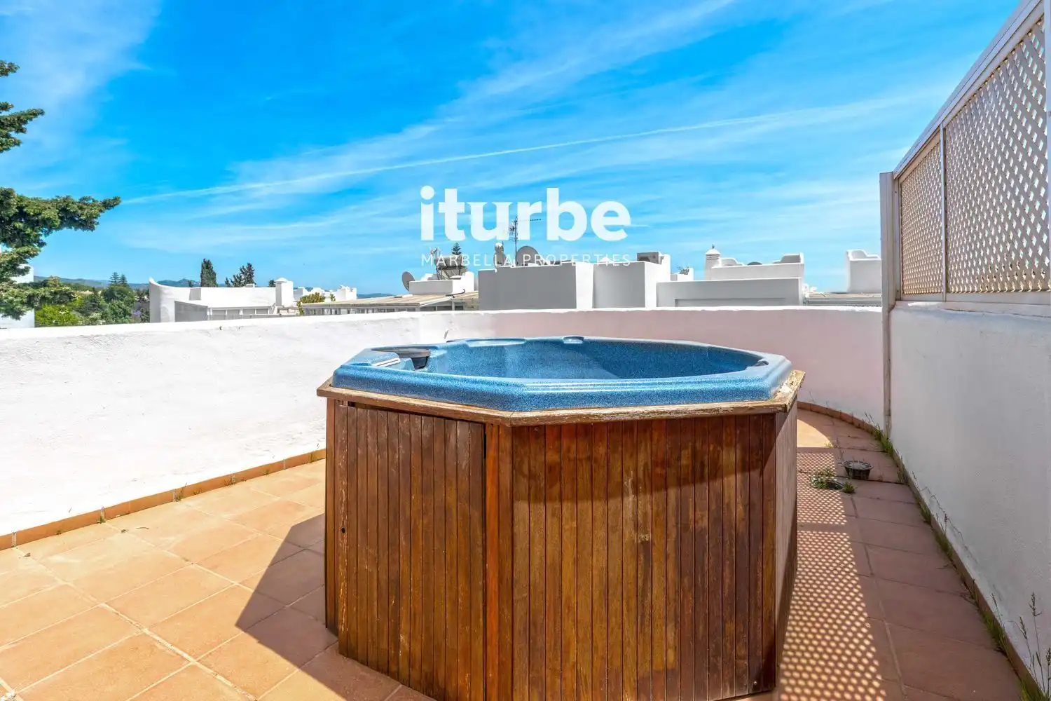 Außenansicht von Maisonette zum Verkauf in Marbella mit Klimaanlage, Terrasse und Abstellraum
