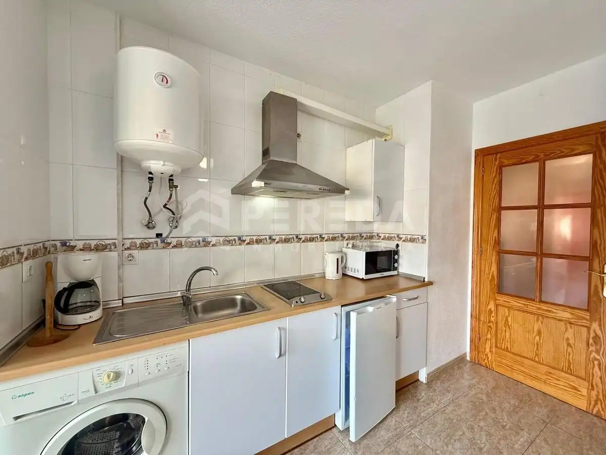 Cuina de Apartament en venda en Roquetas de Mar amb Piscina comunitària