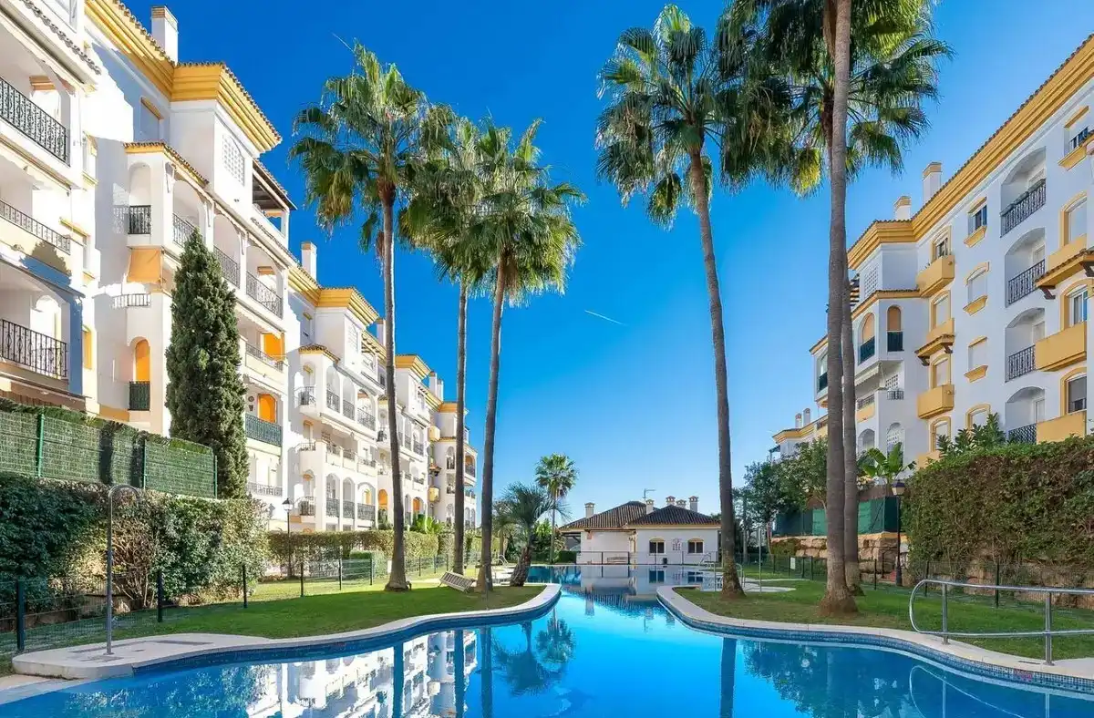 Vista exterior de Àtic en venda en Marbella amb Aire condicionat, Calefacció i Terrassa