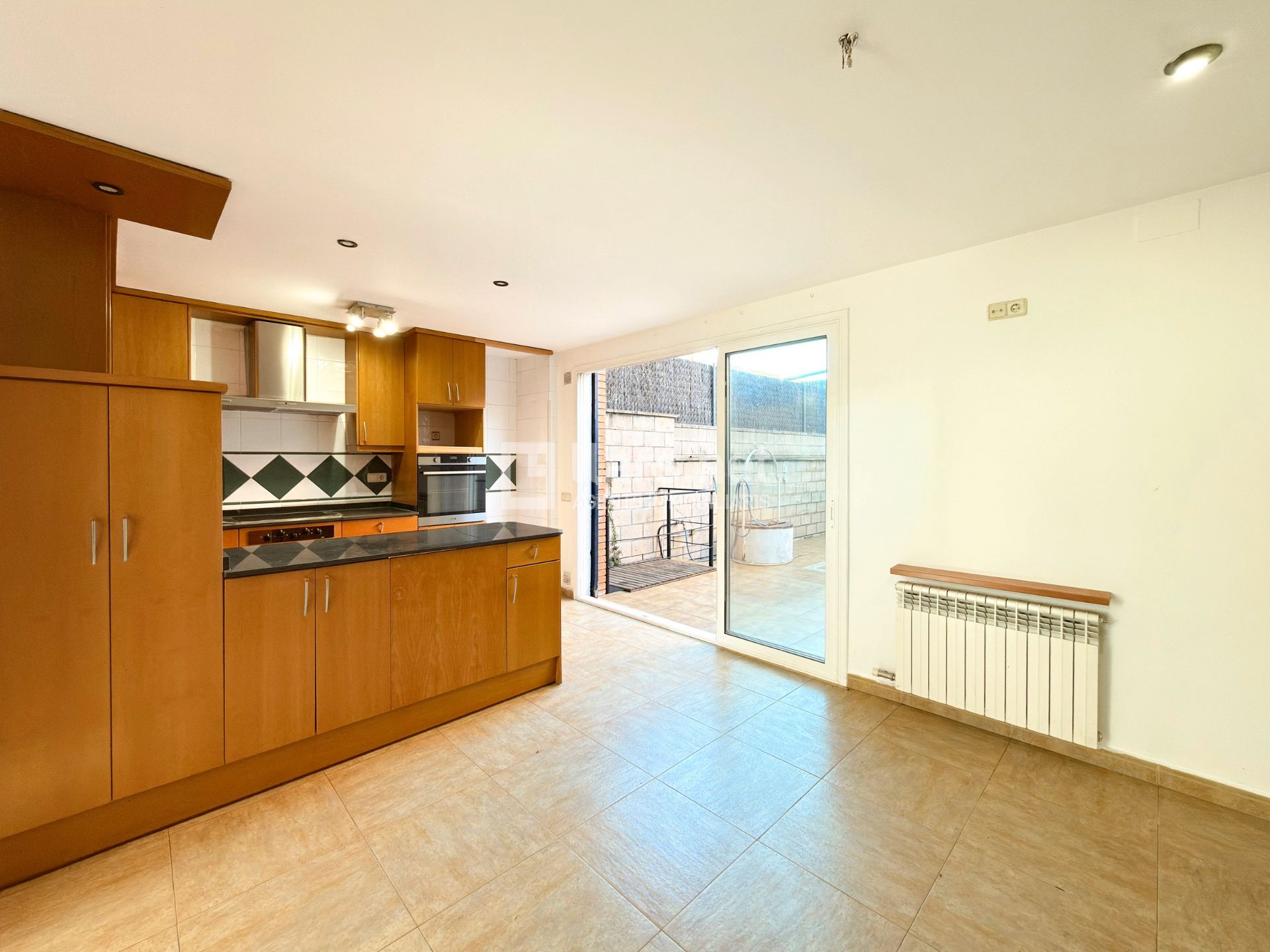 Cuina de Casa adosada en venda en Vilanova i la Geltrú amb Calefacció, Terrassa i Traster