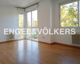 Sala d'estar de Apartament de lloguer en  Madrid Capital amb Aire condicionat, Calefacció i Jardí privat