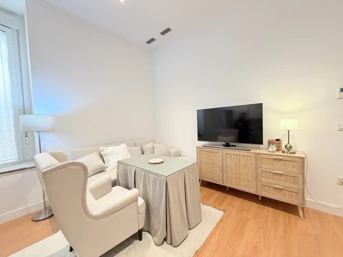 Living room of Apartments for rent in Sevilla  with Air Conditioner, Heating and Parquet flooring