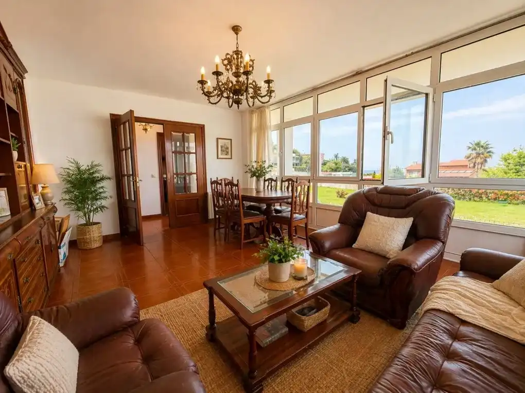 Sala d'estar de Casa o xalet en venda en Llanes amb Calefacció, Jardí privat i Terrassa