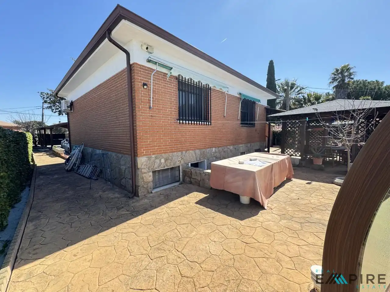 Vista exterior de Casa o xalet en venda en Serranillos del Valle amb Aire condicionat, Calefacció i Jardí privat