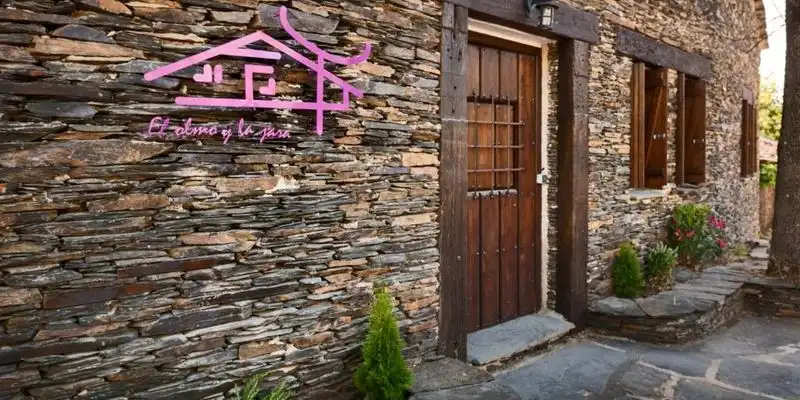 Vista exterior de Finca rústica en venda en Majaelrayo amb Jardí privat, Traster i Moblat