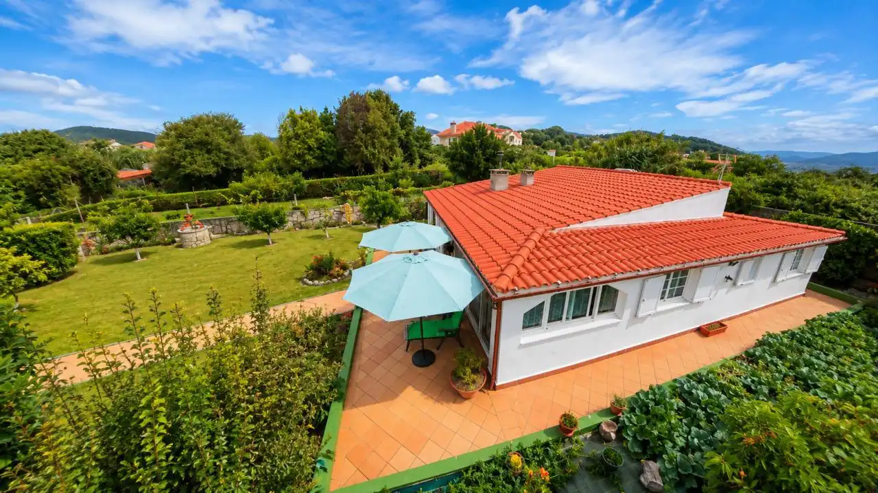 Jardí de Casa o xalet en venda en Cangas  amb Calefacció, Jardí privat i Terrassa