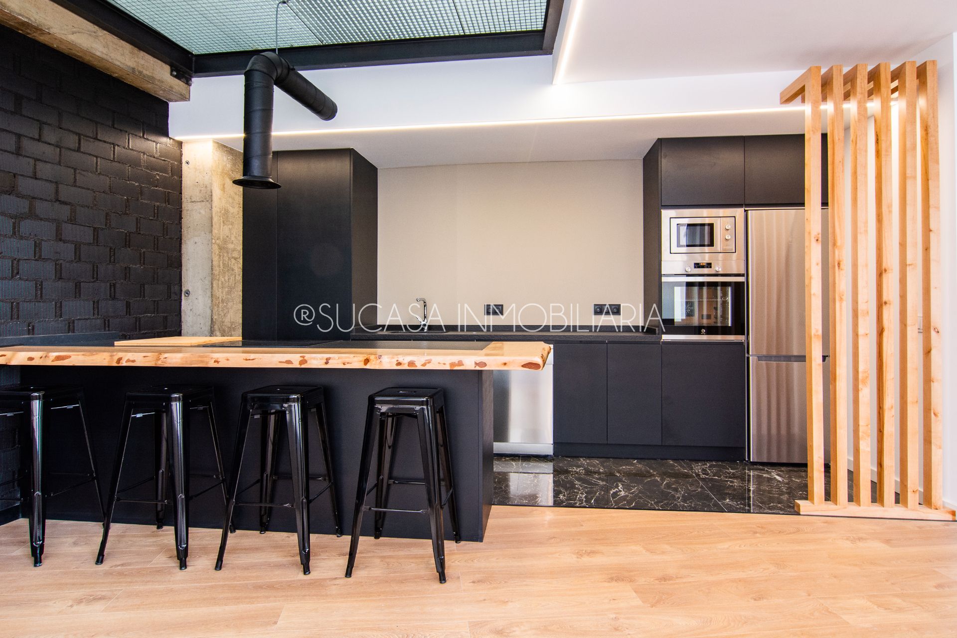 Cuina de Loft de lloguer en A Coruña Capital  amb Calefacció, Parquet i Moblat