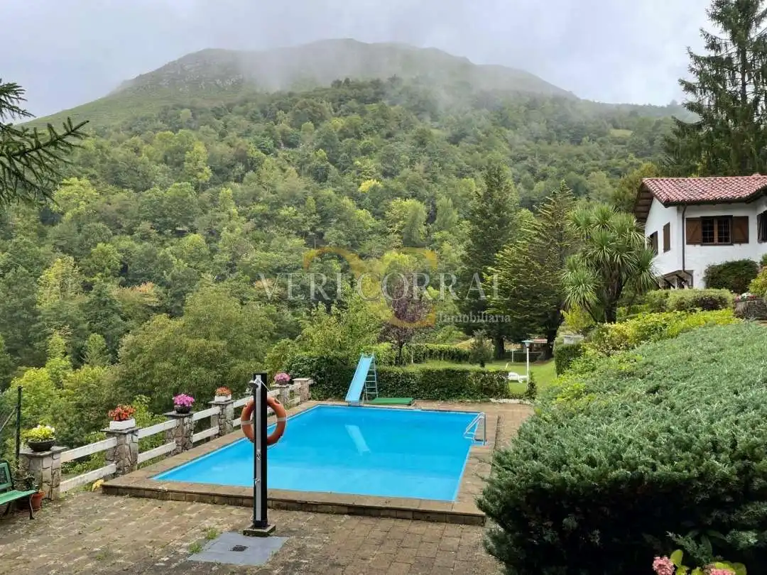 Piscina de Casa o chalet en venta en Caso con Calefacción, Jardín privado y Terraza
