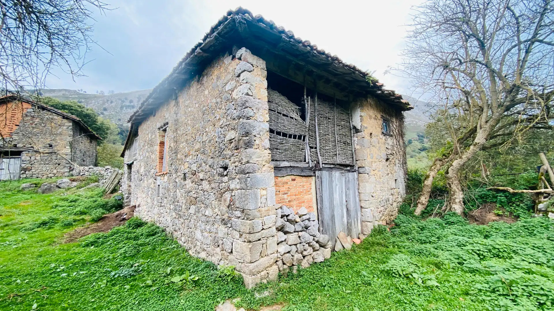 Casa rústica amb jardí en venda a Vibaña - Ardisana - Caldueño
