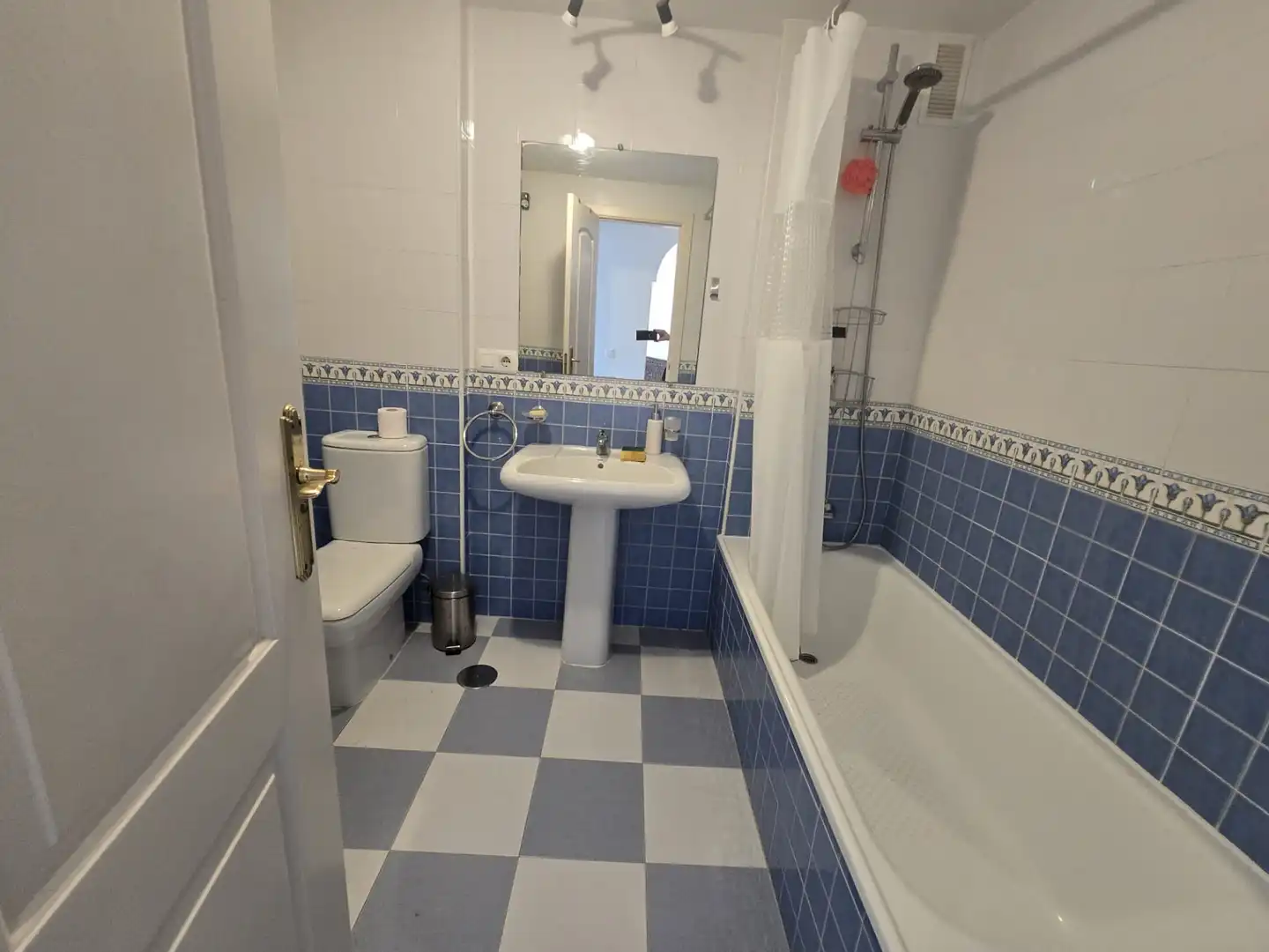 Badezimmer von Dachboden zur Miete in Marbella mit Möbliert